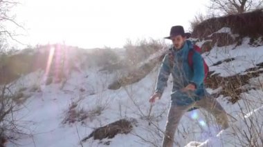 Hipster yürüyüş dağlar, mavi ceket ve kırmızı sırt çantası erkek turist şapkalı Genç sakallı