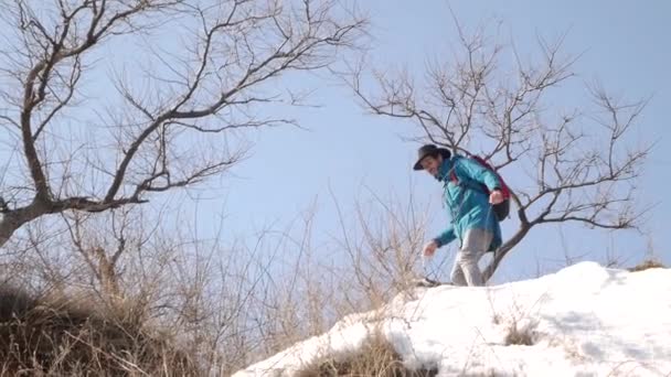 Hipster Yürüyüş Dağlar Mavi Ceket Kırmızı Sırt Çantası Erkek Turist — Stok video