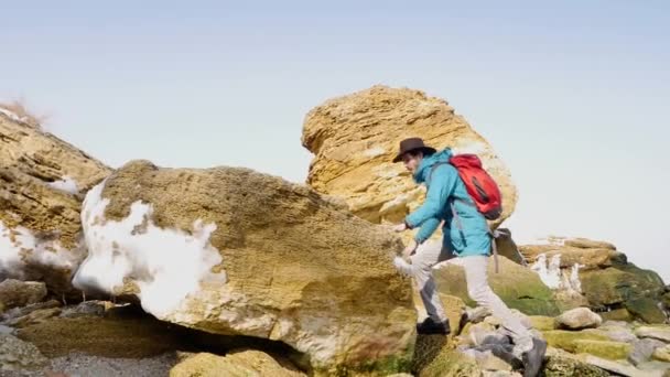 Joven Barbudo Hipster Sombrero Caminando Por Las Montañas Turista Masculino — Vídeos de Stock