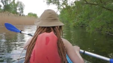 Kürek ve kayık ile kız yüzmek büyük nehrinde kano üzerinde seyahat