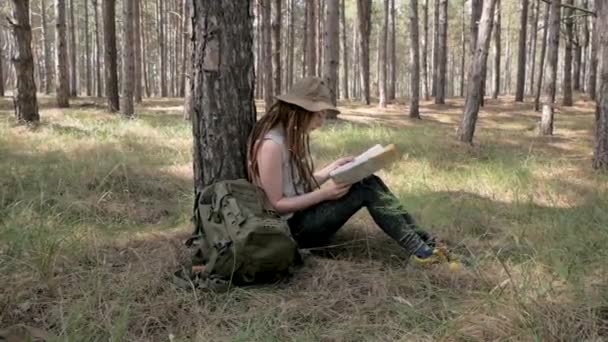 Reiziger Van Jonge Vrouw Het Bos Met Kaart Handen — Stockvideo