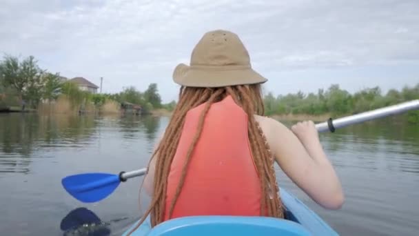 パドルやカヤックの女の子が大きな川のカヌーの旅行で泳ぐ — ストック動画