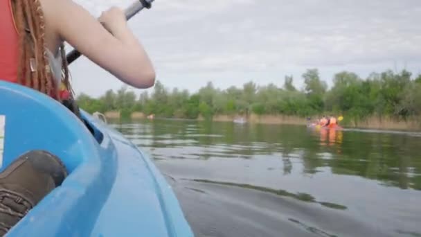 Дівчина Веслою Байдаркою Плаває Великій Річці Мандрівник Каное — стокове відео