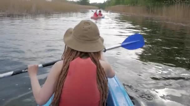 Chica Con Remo Kayak Nadar Río Grande Viajero Canoa — Vídeo de stock