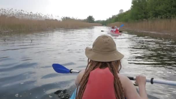 パドルやカヤックの女の子が大きな川のカヌーの旅行で泳ぐ — ストック動画