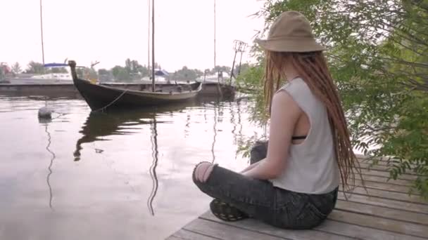 Ung Kvinna Resenären Sitter Träpiren Nära Floden Med Båtar Bakgrunden — Stockvideo