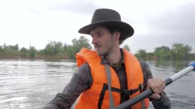 Şapkalı genç adam portresi nehir kanosu