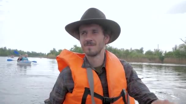 Retrato Joven Con Sombrero Kayak Río — Vídeo de stock