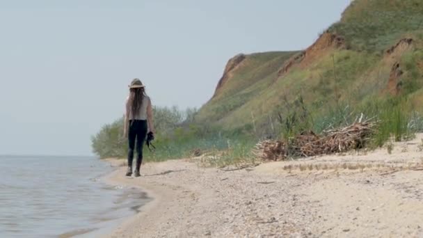 Τοπίο Πηλό Βράχους Και Θάλασσα Και Νέοι Γυναίκα Πεζοπόρος — Αρχείο Βίντεο