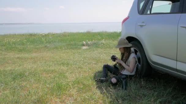 Młoda Kobieta Podróżnik Pobliżu Siedzący Obok Srebrny Offroad Samochodu Aparatu — Wideo stockowe