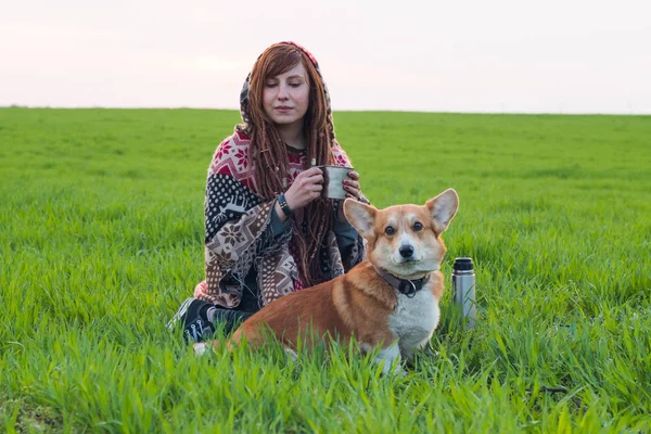 Jovem Mulher Poncho Com Corgi Cão Relaxante Nos Campos Primavera — Fotografia de Stock