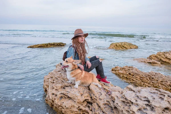Jovem Mulher Com Corgi Cão Relaxante Praia Outono — Fotografia de Stock