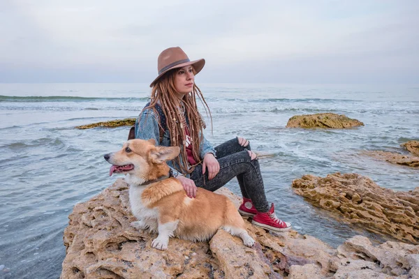 Jovem Mulher Com Corgi Cão Relaxante Praia Outono — Fotografia de Stock