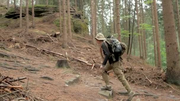 Jeune Femme Randonneuse Voyage Dans Les Montagnes Seul Voyageur Backpaker — Video