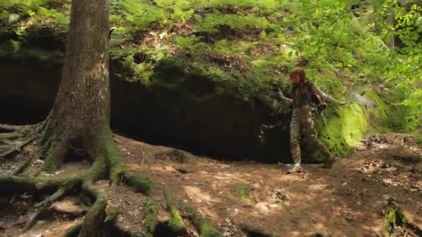 Młoda Kobieta Wycieczkowicz Podróż Góry Sam Backpaker Podróżnik — Wideo stockowe