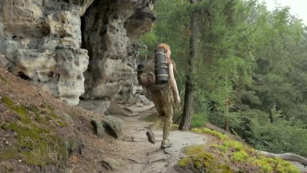 Junge Wanderin Allein Den Bergen Unterwegs Rucksackreisende — Stockvideo