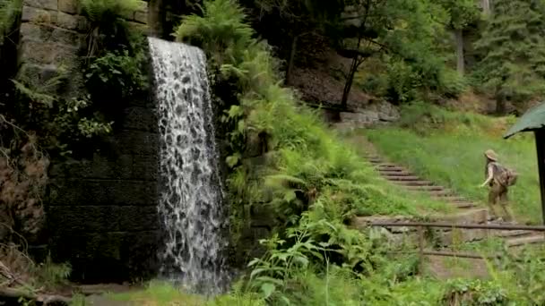 Caminhante Jovem Com Mochila Perto Cachoeira Nas Montanhas — Vídeo de Stock