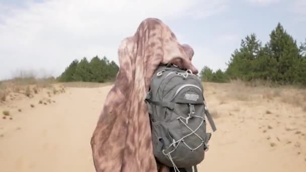 Junge Wanderin Allein Mit Rucksack Wüste Unterwegs — Stockvideo