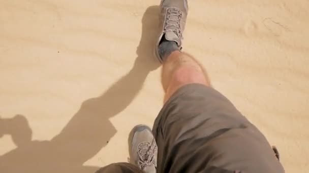 Сапоги Туриста Идут Пустыне — стоковое видео