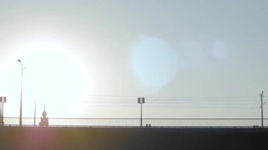 gün batımı, minimalist kentsel peyzaj karşı köprüde siluet Bisiklet bisiklet binici