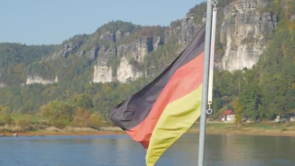 Gran Bandera Alemania Contra Río Las Montañas — Vídeo de stock