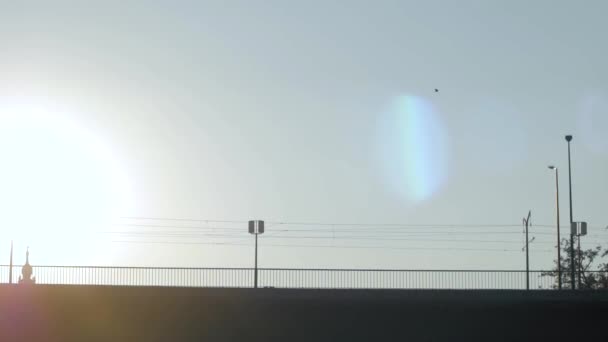 Silhouette Fahrrad Des Radfahrers Auf Der Brücke Gegen Sonnenuntergang Minimalistische — Stockvideo