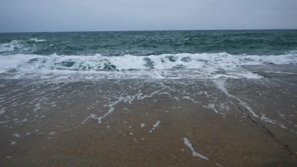 Paysage marin par mauvais temps, tempête et vagues 