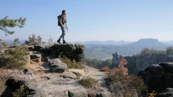 Mujer Joven Viajero Con Mochila Pie Acantilado Las Montañas — Vídeos de Stock