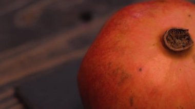 Siyah masaya taze renkli nar meyve kapat