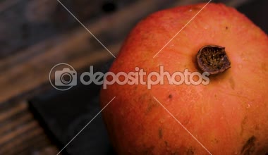 Siyah masaya taze renkli nar meyve kapat