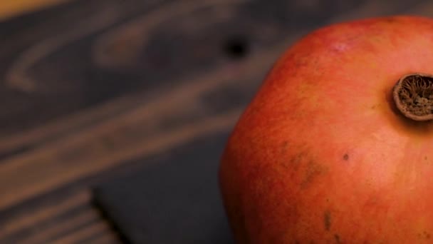 新鮮なカラフルなザクロ果実は黒いテーブルのクローズ アップ — ストック動画