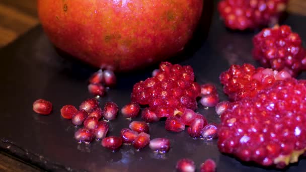Frutas Romãs Coloridas Frescas Fecham Mesa Preta — Vídeo de Stock