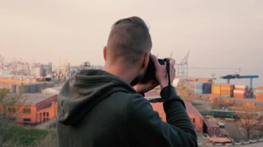 Sanayi Bölgesi, kargo deniz bağlantı noktası arka plan filme genç erkek fotoğraf