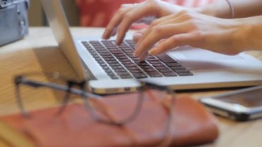 Genç kızla kafede dizüstü gözlük çalışmalarında