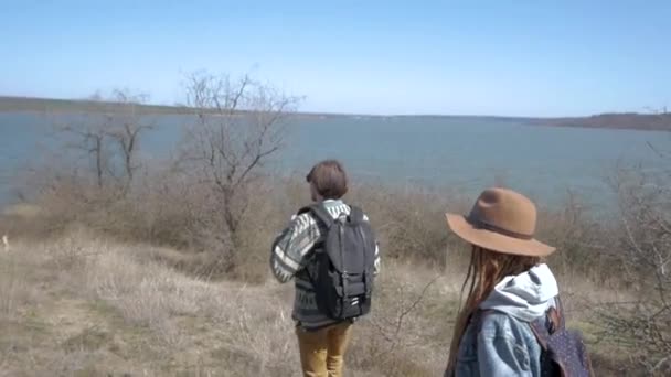 Pareja Jóvenes Excursionistas Caminando Cerca Del Lago Día Verano Los — Vídeos de Stock