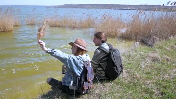 Пара Молодих Туристів Йдуть Біля Озера Літній День Мандрівники Добре — стокове відео