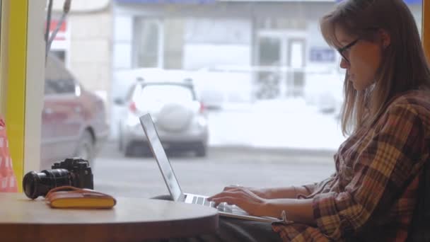 Mladá Žena Brýle Práci Přenosným Počítačem Kavárně — Stock video