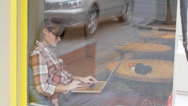 Jovem Mulher Óculos Trabalho Com Laptop Café — Vídeo de Stock