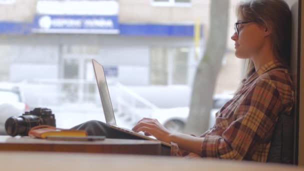 Giovane Donna Occhiali Lavoro Con Computer Portatile Nella Caffetteria — Video Stock