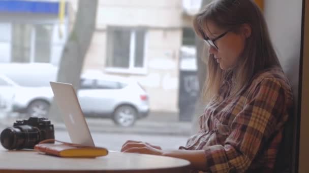 Junge Frau Mit Brille Arbeitet Mit Laptop Café — Stockvideo