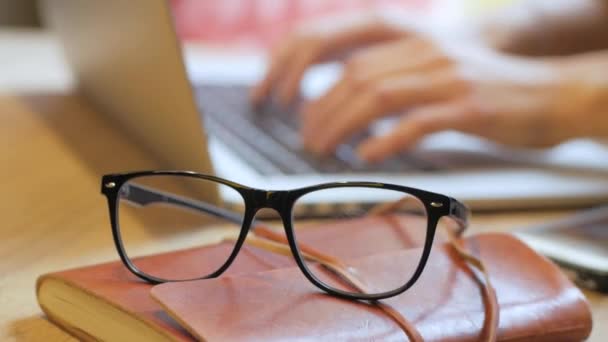 Jovem Mulher Óculos Trabalho Com Laptop Café — Vídeo de Stock