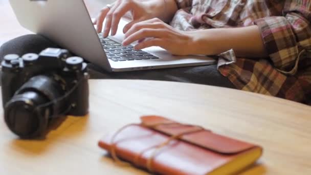 Jeune Femme Dans Les Lunettes Travail Avec Ordinateur Portable Dans — Video