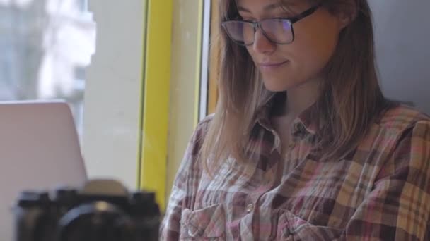 Jeune Femme Dans Les Lunettes Travail Avec Ordinateur Portable Dans — Video