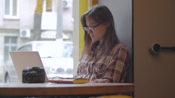 Jovem Mulher Óculos Trabalho Com Laptop Café — Vídeo de Stock