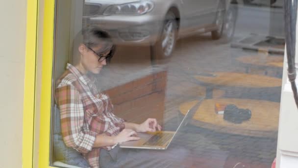 Giovane Donna Occhiali Lavoro Con Computer Portatile Nella Caffetteria — Video Stock