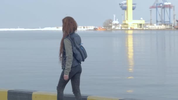 Jovem Ruiva Caminhando Perto Porto Marítimo Mar Fundo Navios Carga — Vídeo de Stock