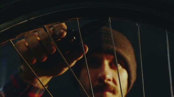 Processus Travail Mécanicien Bicyclette Dans Lumière Cinématique Basse Clé — Video