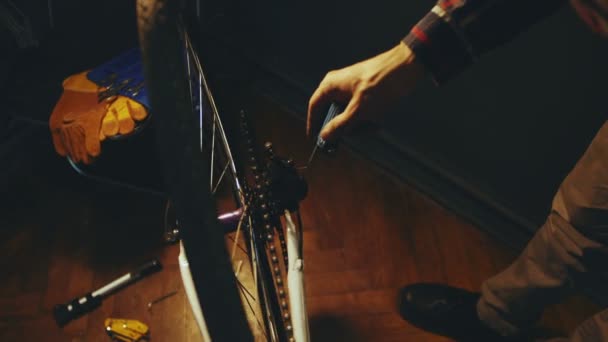 Fahrradmechaniker Arbeitsprozess Wenig Filmischem Licht — Stockvideo