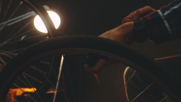 Processo Trabalho Mecânico Bicicleta Luz Cinematográfica Baixa Tecla — Vídeo de Stock