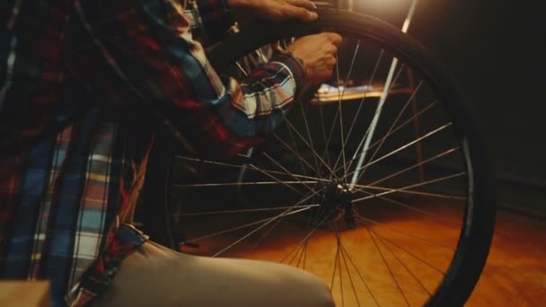 Велосипед Механічний Процес Роботи Низькому Ключовому Кінематографічному Світлі — стокове відео